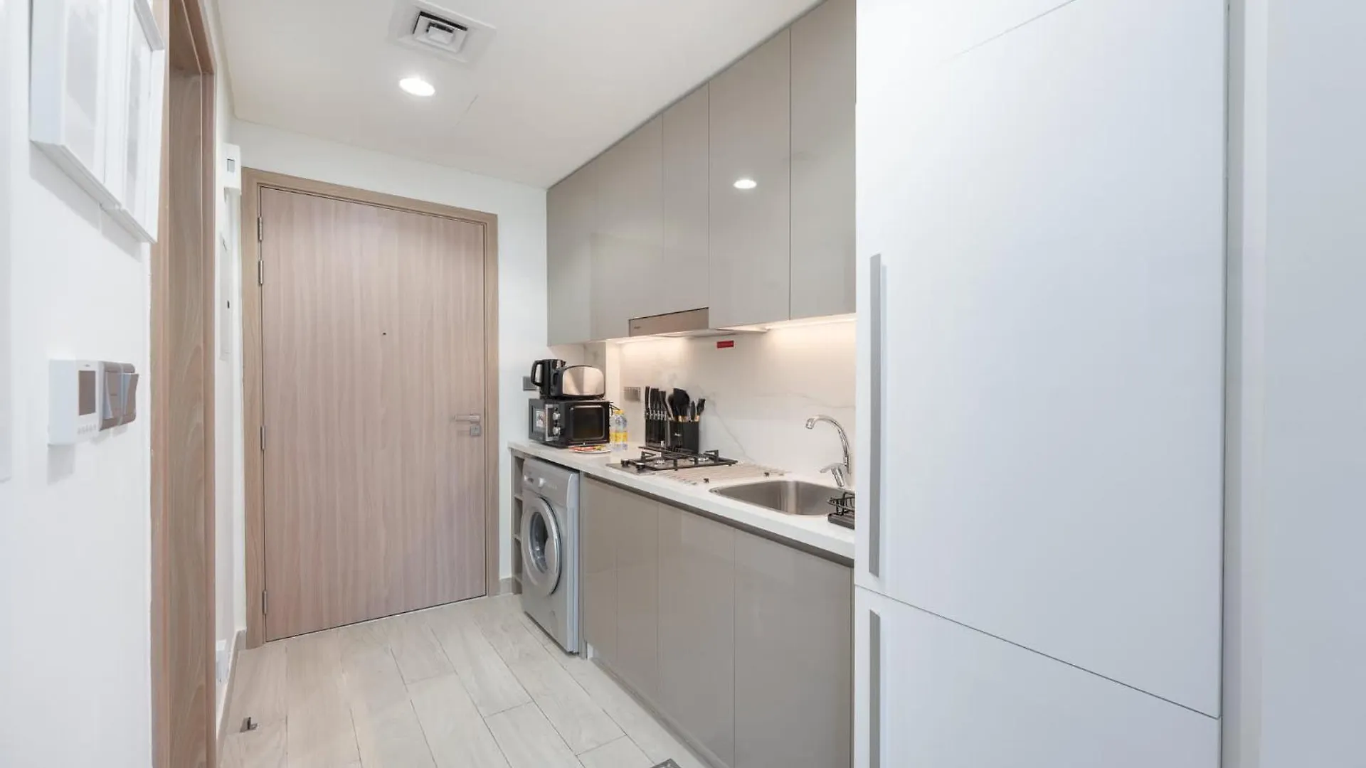 Cozy Studio In Azizi Riviera Sleeps 3 With Pool Dubai 0*,
