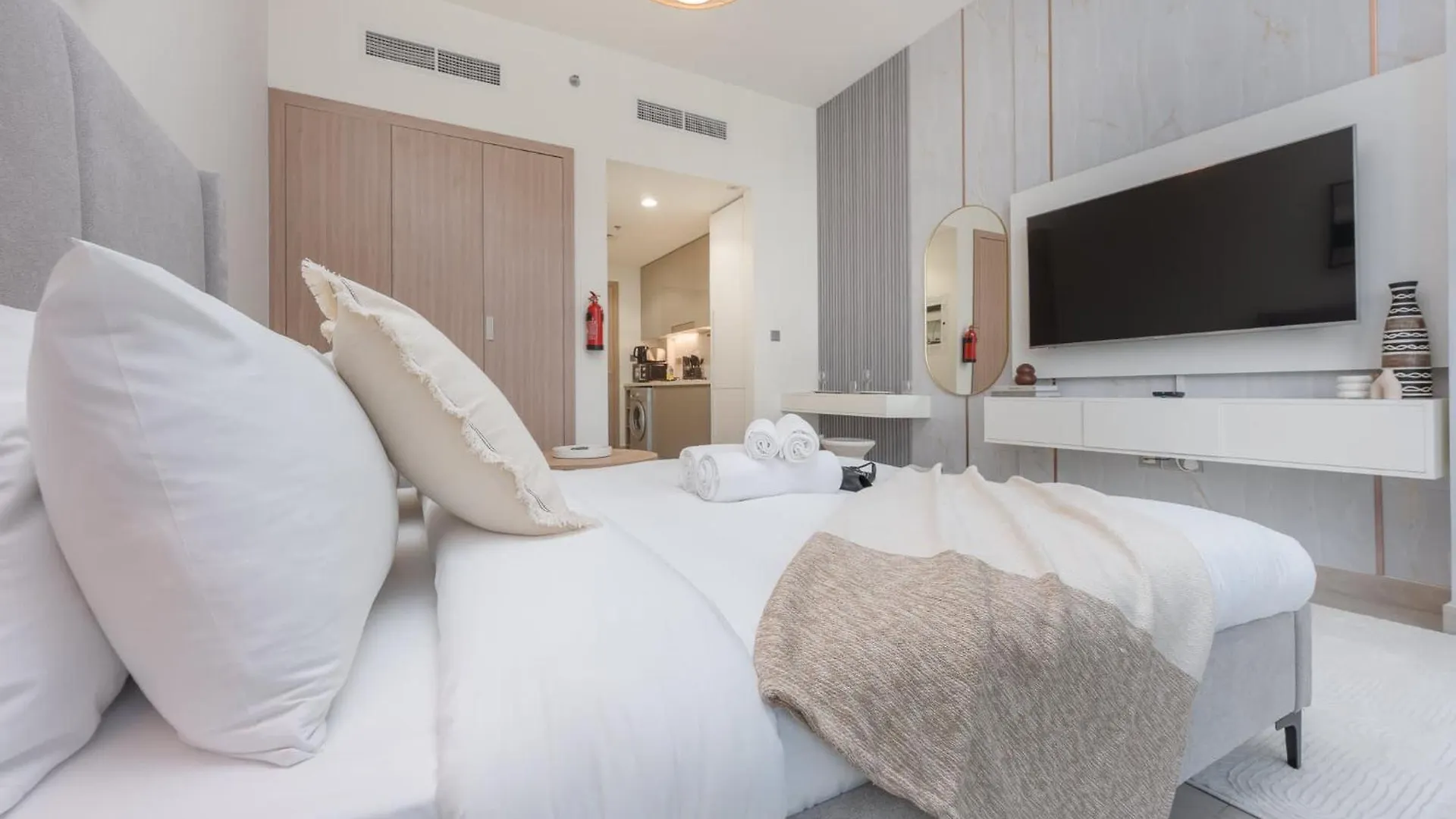 Apartment Cozy Studio In Azizi Riviera Sleeps 3 With Pool Dubai