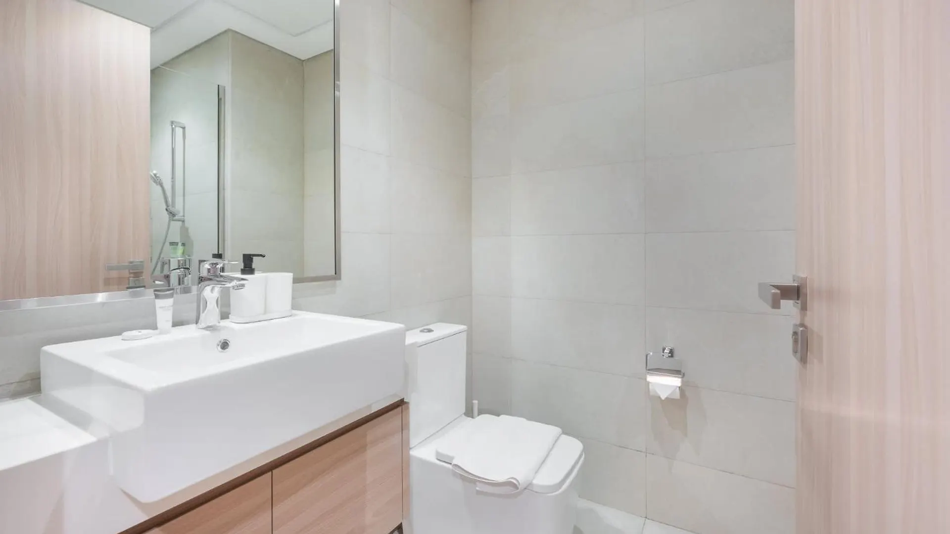 Cozy Studio In Azizi Riviera Sleeps 3 With Pool Dubai